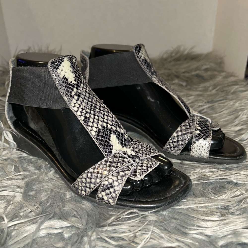 The FLEXX Band Together Women's Sandals T-Strap Snake Print Black & White Sz 6